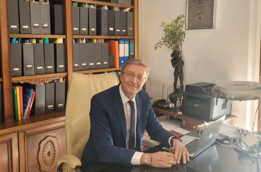 Avv. Constantinos Varvarigos nel suo studio a Napoli